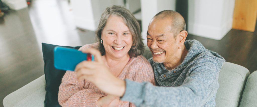 senior-couple-smartphone